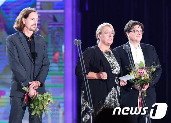 본문 이미지 -  독일의 '네이키드 어몽 울브스' 주역들이 10일 오후 서울 상암동 MBC 상암문화광장에서 열린 ‘서울 드라마 어워즈 2015’ 시상식에 참석해 대상을 수상한 뒤 소감을 밝히고 있다. ⓒ News1 스타 / 권현진 기자