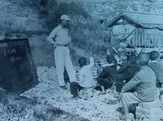 본문 이미지 - 한국전쟁 중 노천학교에서 공부하는 아이들. ⓒ전갑주
