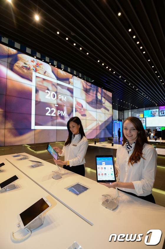 (서울=뉴스1) 허경기자 = 삼성전자 브랜드 체험관 '삼성 딜라이트(Samsung D'light)'가 3개월에 걸친 새 단장을 마치고 12일 시설 첨단화와 체험 요소를 강화해 재개 …