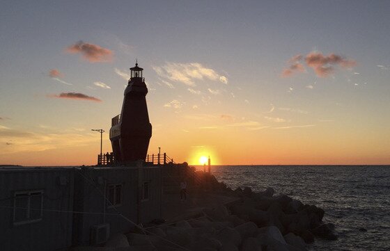 본문 이미지 - 12일 제주도 제주시 이호테우해변 목마 등대 뒤에 해가 지는 모습이 장관을 연출하고 있다.(독자제공)2015.9.12/뉴스1 ⓒ News1 신채린 기자