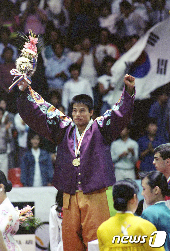 (서울=뉴스1) 변지은 인턴기자 = 행정자치부 국가기록원이 13일 1952년 제15회 헬싱키 올림픽부터 88서울올림픽까지 대한민국 선수단의 활약상과 각종 올림픽 자료를 공개했다. …