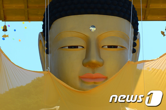 (서울=뉴스1) 민경석 기자 = 13일 오전 서울 강남구 개포동 능인선원에서 열린 '서울약사대불 점안식'에서 불상을 덮은 장막이 서서히 벗겨지고 있다.'서울약사대불'은 높이 약 3 …