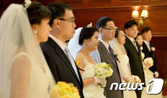 본문 이미지 - 지난 14일 오후 경기도 수원시 권선구 경기종합노동복지회관에서 열린 2015년 외국인 노동자 합동 결혼식에서 새롭게 탄생한 부부들이 주례사를 듣고 있다. 2015.9.14/뉴스1 ⓒ News1 이재명 기자