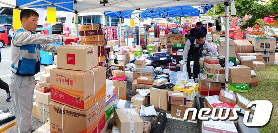 본문 이미지 - 민족대명절 추석을 여흘여 앞둔 15일 오전 전북 전주시 전주우체국에서 우체국 관계자들이 쏟아지는 택배물량을 처리하고 있다.2015.9.15/뉴스1 ⓒ News1 김대웅 기자