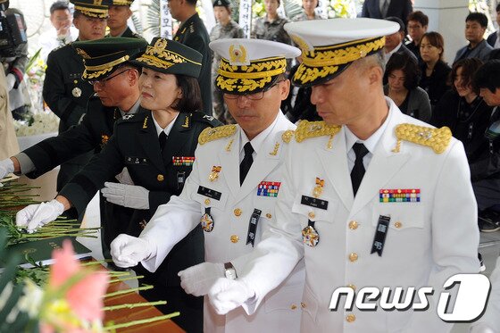 본문 이미지 - 15일 오전 경북 경산시 하양읍 국군대구병원에서 엄수된 고 김원정(27) 상사 영결식에서 참석자들이 헌화 하고 있다. 고 김 상사는 지난 11일 50사단 내 수류탄 투척 훈련장에서 발생한 폭발사고로 순직했다.2015.9.15/뉴스1 ⓒ News1 이종현 기자