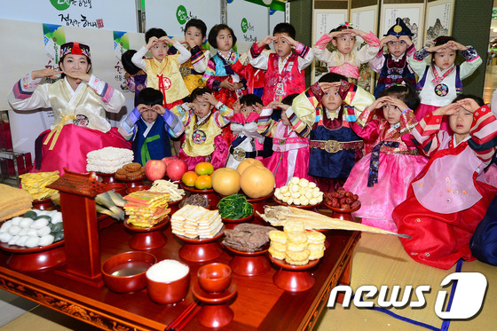 (서울=뉴스1) 임세영 기자 = 15일 오전 서울 농협 하나로 클럽 양재점에서 열린 '어린이와 함께하는 추석 차례상 차리기' 행사에서 어린이들이 한복을 차려 입고 절하는 법을 배우 …