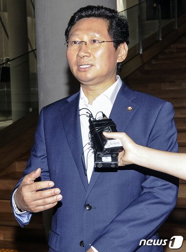 본문 이미지 - 국회 교육문화체육관광위원회 소속 새누리당 이상일 의원이 15일 오전 광주 동구 국립아시아문화전당에 현장시찰을 위해 방문해 기자들의 질문에 답을 하고 있다. 2015.8.15/뉴스1 ⓒ News1 황희규 기자