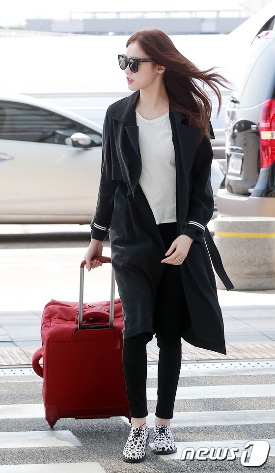 (인천=뉴스1) = 모델 겸 배우 이성경이 화보 촬영을 위해 15일 오전 프랑스 파리로 인천국제공항을 통해 출국하고 있다. 모델 겸 배우 이성경이 화보 촬영을 위해 15일 오전 프 …