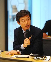 본문 이미지 - 송호창 의원이 질의하고 있다. ⓒ News1 이승배 기자