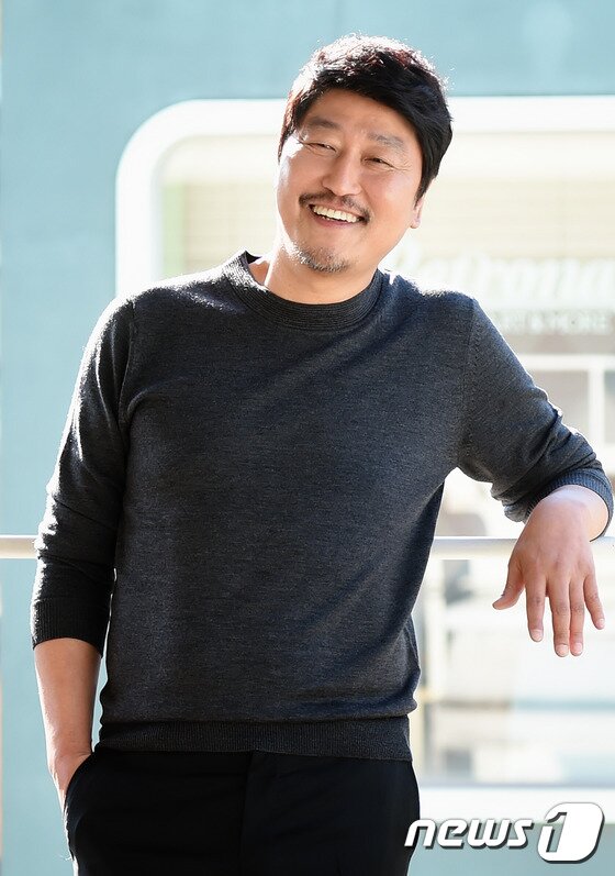 본문 이미지 - 배우 송강호가 지난 5일 오후 3시40분 부산 벡스코 제4전시장 내 이벤트홀에서 열린 제20회 부산국제영화제 아시아필름마켓의 커튼콜에 참석해 자신의 필모그래피를 돌이켰다. ⓒ News1star / 권현진 기자