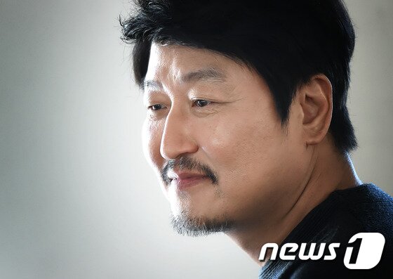 본문 이미지 - 배우 송강호가 지난 5일 오후 3시40분 부산 벡스코 제4전시장 내 이벤트홀에서 열린 제20회 부산국제영화제 아시아필름마켓의 커튼콜에 참석해 커튼콜로 선정된 소감을 밝혔다. ⓒ News1star / 권현진 기자