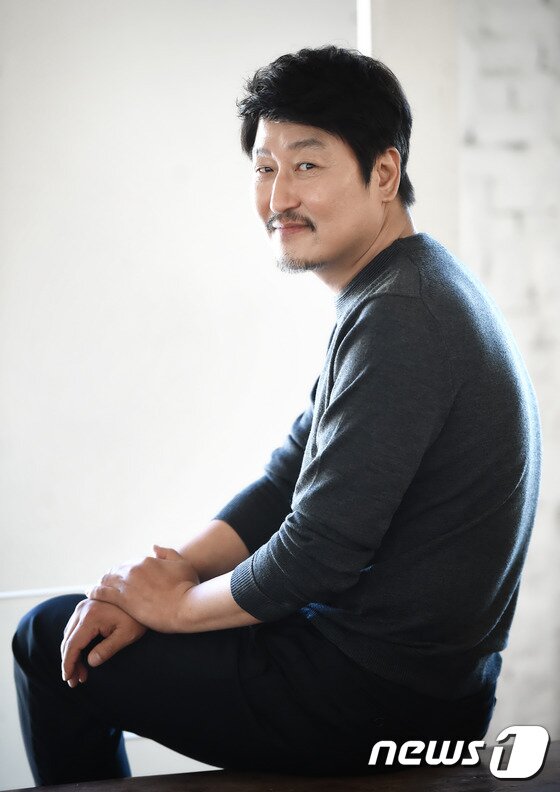 본문 이미지 - 배우 송강호가 지난 5일 오후 3시40분 부산 벡스코 제4전시장 내 이벤트홀에서 열린 제20회 부산국제영화제 아시아필름마켓의 커튼콜에 참석해 연기에 대한 자신의 진심을 전했다. ⓒ News1star / 권현진 기자