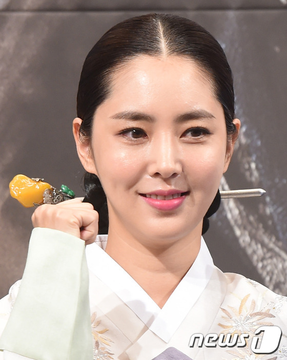 서울=뉴스1스타) 권현진 기자 = 진짜 '경국지색'배우 한채아가 16일 오후 서울 임피리얼팰리스호텔에서 열린 KBS2 새 특별기획드라마 ‘장사의 神-객주 2015’(극본 정성희, …