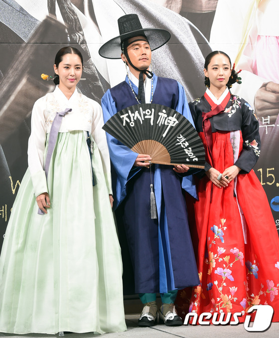 서울=뉴스1스타) 권현진 기자 = 난 복 받은 남자!배우 한채아, 장혁, 김민정(왼쪽부터)이 16일 오후 서울 임피리얼팰리스호텔에서 열린 KBS2 새 특별기획드라마 ‘장사의 神-객 …