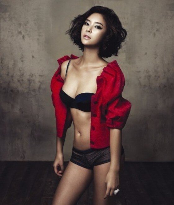 본문 이미지 - 황정음의 속옷 화보가 화제다.  ⓒ News1star / 코스모폴리탄