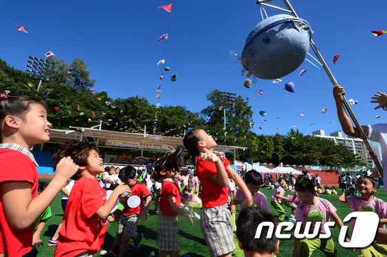 (서울=뉴스1) 양동욱 기자 = 17일 오전 서울 강북구민운동장에서 열린 민간어린이집 민속놀이 한마당에서 어린이들이 박 터트리기를 하고 있다. 2015.9.17/뉴스1