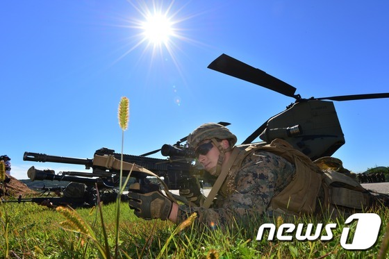 (김포=뉴스1) 손형주 기자 = 17일 오전 경기도 김포시 군하리에 위치한 해병대훈련장에서 열린 KEMP(미 해병대 한국 내 훈련 프로그램)에서 한-미 해병대 장병들이 시누크 헬기 …