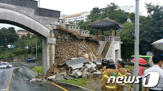 본문 이미지 - 17일 오후 부산 동래구 동래읍성 인생문 성벽 일부가 붕괴되는 사고가 발생했다. (부산소방안전본부 제공)ⓒ News1