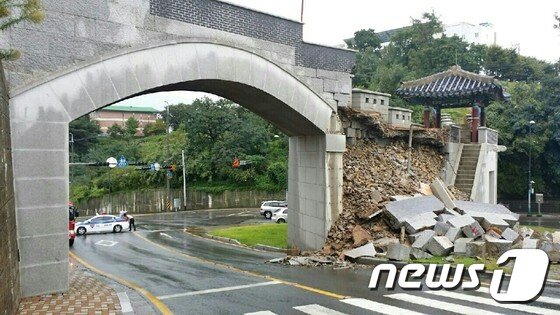 본문 이미지 - 무너진 동래읍성 인생문 성벽. (부산소방안전본부 제공)ⓒ News1