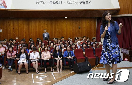 본문 이미지 - 전주시가 시청 강당에서 동네복지 시범 6개 통장과 사회복지시설종사자 등 400여명이 참석한 가운데 나사셋대학 이화진 교수를 초청해 '동네복지, 주민참여와 민관 거버넌스 해법이다'를 주제로 강의를 듣고 있다.(전주시제공)2015.9.17/뉴스1ⓒ News1