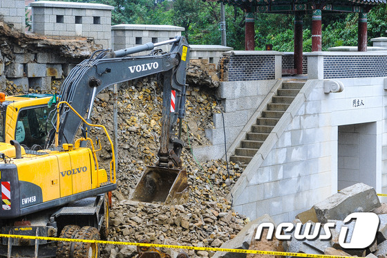 (부산=뉴스1) 이승배 기자 = 17일 낮 12시56분께 부산 동래구 명장동 동래읍성에서 인생문의 성벽 일부가 높이 5ｍ, 가로 5ｍ 정도로 규모로 무너지는 사고가 발생해 관계당국 …