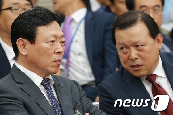 본문 이미지 - 2015년 국정감사에 출석한 신동빈 롯데그룹 회장과 황각규 부회장.  롯데그룹의 '2인자'로 불려온 황각규 부회장은 최근 실적부진의 책임을 지고 지난 13일 전격적으로 부회장직에서 물러났다. /뉴스1 ⓒ News1 유승관 기자