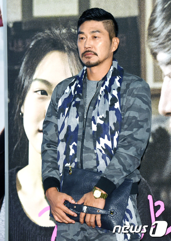 (서울=뉴스1스타) 권현진 기자 = 영화 잘 볼게요!배우 김영호가 17일 오후 서울 광진구 롯데시네마 건대입구에서 열린 영화 '지금은 맞고 그때는 틀리다'(감독 홍상수) vip 시 …