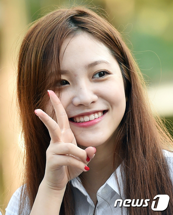 (서울=뉴스1스타) 권현진 기자 = 자동 미소 짓게 만드는 브이.레드벨벳 예리가 18일 오전 서울 여의도 KBS 신관 공개홀에서 열린 KBS2 '뮤직뱅크'(이하 뮤뱅) 리허설을 하 …