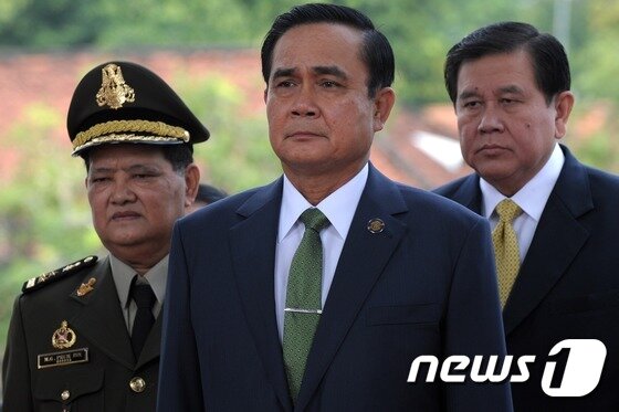 본문 이미지 - 프라윳 찬오차 태국 총리(가운데) ⓒ AFP=뉴스1