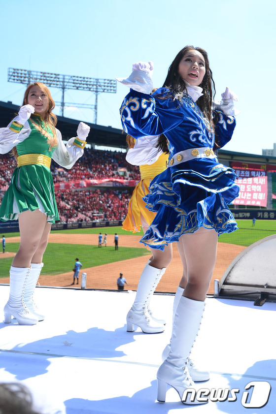 (서울=뉴스1) 임세영 기자 = 18일 오전 서울 송파구 잠실동 잠실야구장에서 열린 2015 정기 고연전(연고전) 야구 경기에서 1루측 연세대 치어리더들이 응원을 펼치고 있다. 이 …