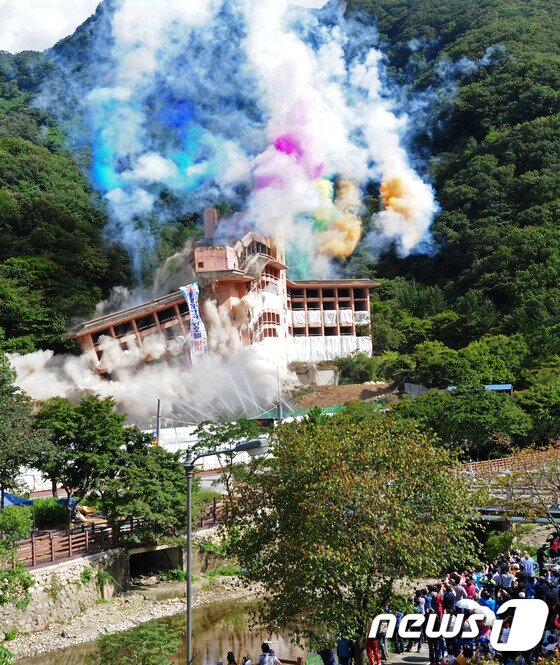 본문 이미지 - 18일 오후 전북 정읍시 내장산로 내장산 관광호텔 발파 해체작업이 진행되고 있다. 내장산 관광호텔은 지난 1981년 준공 후 2006년 자금난으로 휴업에 들어간 지 10년 만에 역사의 뒤편으로 사라졌다.2015.9.18/뉴스1 ⓒ News1 김대웅 기자