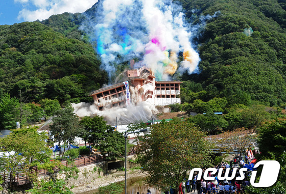 (정읍=뉴스1) 김대웅 기자 = 18일 오후 전북 정읍시 내장산로 내장산 관광호텔 발파 해체작업이 진행되고 있다. 내장산 관광호텔은 지난 1981년 준공 후 2006년 자금난으로 …