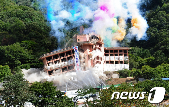 (정읍=뉴스1) 김대웅 기자 = 18일 오후 전북 정읍시 내장산로 내장산 관광호텔 발파 해체작업이 진행되고 있다. 내장산 관광호텔은 지난 1981년 준공 후 2006년 자금난으로 …