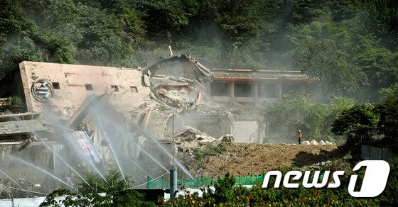 본문 이미지 - 18일 오후 전북 정읍시 내장산로 내장산 관광호텔 발파 해체작업이 진행되고 있다. 내장산 관광호텔은 지난 1981년 준공 후 2006년 자금난으로 휴업에 들어간 지 10년 만에 역사의 뒤편으로 사라졌다.2015.9.18/뉴스1 ⓒ News1 김대웅 기자