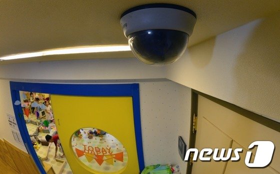 본문 이미지 - 서울의 한 어린이집에 설치된 폐쇄회로&#40;CC&#41;TV . /뉴스1 ⓒ News1 손형주 기자