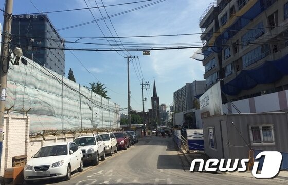 본문 이미지 - 문래역 모아미래도 사업지 전경. 오른편으로 아파트형공장(지식산업센터)가  건립되고 있다. /사진=최동순 기자ⓒ News1