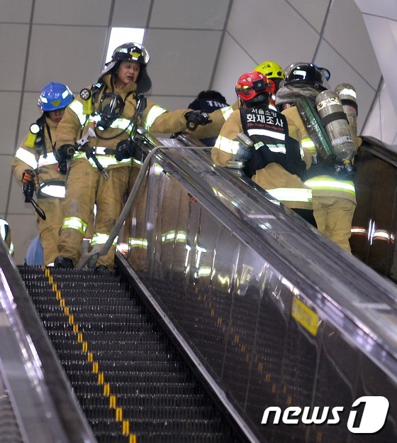 (서울=뉴스1) 손형주 기자 = 18일 오후 서울 지하철 충무로역 에스컬레이터에서 불이나 한 때 역사에 연기가 가득했다. 소방대원들이 연기 제거 및 화재 원인을 조사하고 있다. 서 …