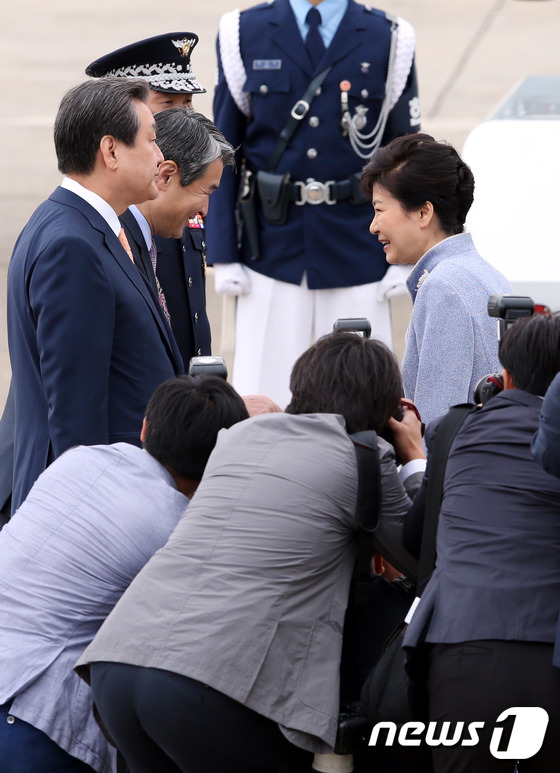 (성남=뉴스1) 이광호 기자 = 박근혜 대통령이 중국의 '항일전쟁 및 세계 반파시스트 전쟁 승전 70주년(전승절)' 기념행사 참석차 2일 오전 경기도 성남 서울공항을 통해 출국하기 …