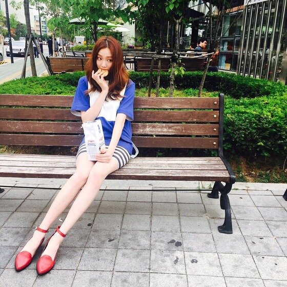 본문 이미지 - ‘치즈인더트랩’ 이성경의 사진에 관심이 쏠리고 있다.  ⓒ News1스타/이성경 인스타그램