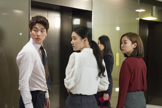 본문 이미지 - 영화 '오피스'가 배우들의  연기 시너지로 관객들을 사로잡을 예정이다.  ⓒ News1 스타 / 영화 '오피스' 스틸