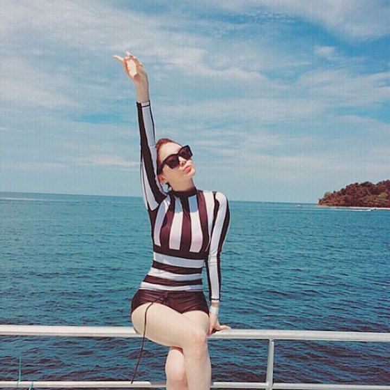 본문 이미지 - 강민경이 래쉬가드를 입고 잘록한 허리를 자랑했다.ⓒ News1star/ 강민경 인스타그램