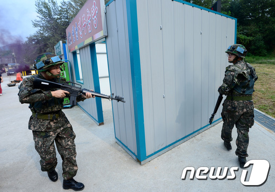 (남양주=뉴스1) 박정호 기자 = 20일 경기도 남양주 소재 금곡 예비군훈련장에서 선진화된 예비군훈련 체험 '백 투 더 예비군' 행사에 참여한 예비역 및 일반 국민들이 마일즈 장비 …