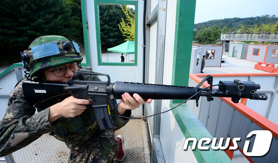 (남양주=뉴스1) 박정호 기자 = 20일 경기도 남양주 소재 금곡 예비군훈련장에서 선진화된 예비군훈련 체험 '백 투 더 예비군' 행사에 참여한 예비역 및 일반 국민들이 마일즈 장비 …