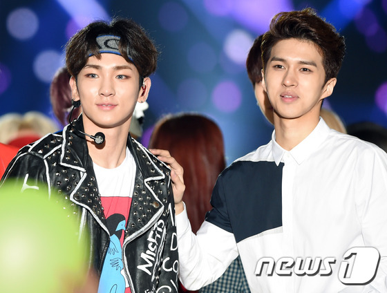(경주=뉴스1스타) 권현진 기자 = '절친'들의 미소!샤이니 키, 빅스 켄(오른쪽)이 20일 오후 경상북도 경주시민운동장에서 열린 ‘2015 한류드림콘서트'에서 공연을 마친 뒤 미 …