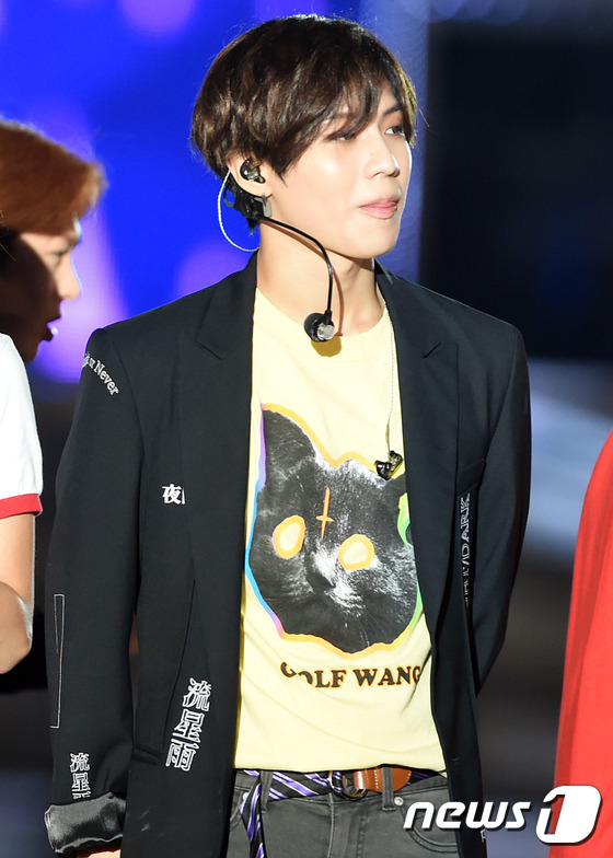 (경주=뉴스1스타) 권현진 기자 = 팬들 사랑에 수줍어요~샤이니 태민이 20일 오후 경상북도 경주시민운동장에서 열린 ‘2015 한류드림콘서트'를 마친 뒤 팬들을 바라보고 있다.‘2 …