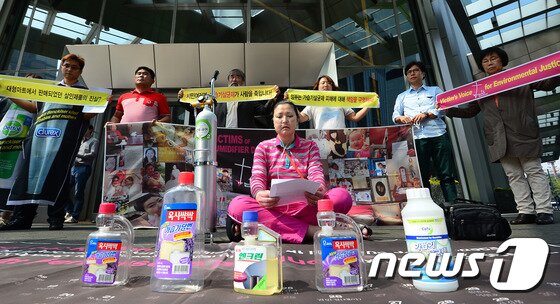 본문 이미지 - 가습기살균제피해자와가족모임과 환경보건시민센터 회원들이 지난해 9월 21일 옥시레킷벤키저 입주건물인 서울 여의도 TWO IFC빌딩 앞에서 '가습기 살균제 참사 일으킨 옥시레킷벤키저, 롯데마트 등 제조사 살인죄 구속 처벌을 촉구'하는 기자회견을 하고 있다. 2015.9.21/뉴스1 ⓒ News1 박세연 기자