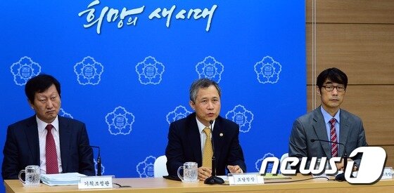 본문 이미지 - 김상규 조달청장이 22일 정부세종청사 기획재정부 브리핑실에서 경제활성화 촉진을 위한 공공조달 혁신방안 브리핑을 하고 있다. 왼쪽부터 임종성 조달청 기획조정관, 김상규 청장, 변희석 조달청 신기술서비스 국장. 2015.9.22/뉴스1 ⓒ News1 장수영