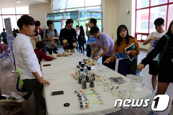 본문 이미지 - 강릉원주대학교 창업동아리 학생들과 강릉원주대 창업지원본부 관계자 등이 지난 10일 강릉원주대 창의융합플라자에서 열린 청년 창업장터에서 다양한 제품을 선보이고 있다. 22일 강릉원주대학교 창업지원본부는 강릉캠퍼스 창의융합플라자에서 매주 목요일 청년 창업장터를 운영한다고 밝혔다. (사진제공=강릉원주대학교) 2015.9.22/뉴스1 ⓒ News1 서근영 기자