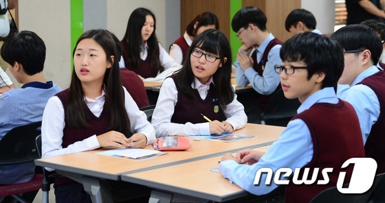 (서울=뉴스1) 민경석 기자 = 22일 오후 서울 서대문구 연희중학교에서 열린 '일본군 위안부 바로 알기 시범수업'에서 학생들이 진지한 표정으로 수업을 듣고 있다.이날 수업은 올해 …