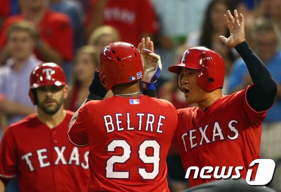 본문 이미지 - 텍사스 레인저스 추신수(오른쪽)가 후반기 엄청난 활약을 하면서 팀의 상승세를 이끌고 있다. ⓒ AFP=News1